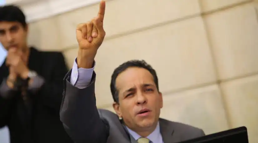 A última hora, Alexander López decidió no renunciar al Senado para ir por la Gobernación del Valle