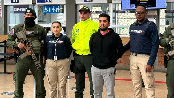 Henry Loaiza Montoya, alias El Alacrán, ya se encuentra en Colombia, tras ser capturado en Ecuador Henry Loaiza Montoya, alias El Alacrán, ya se encuentra en Colombia, tras ser capturado en Ecuador