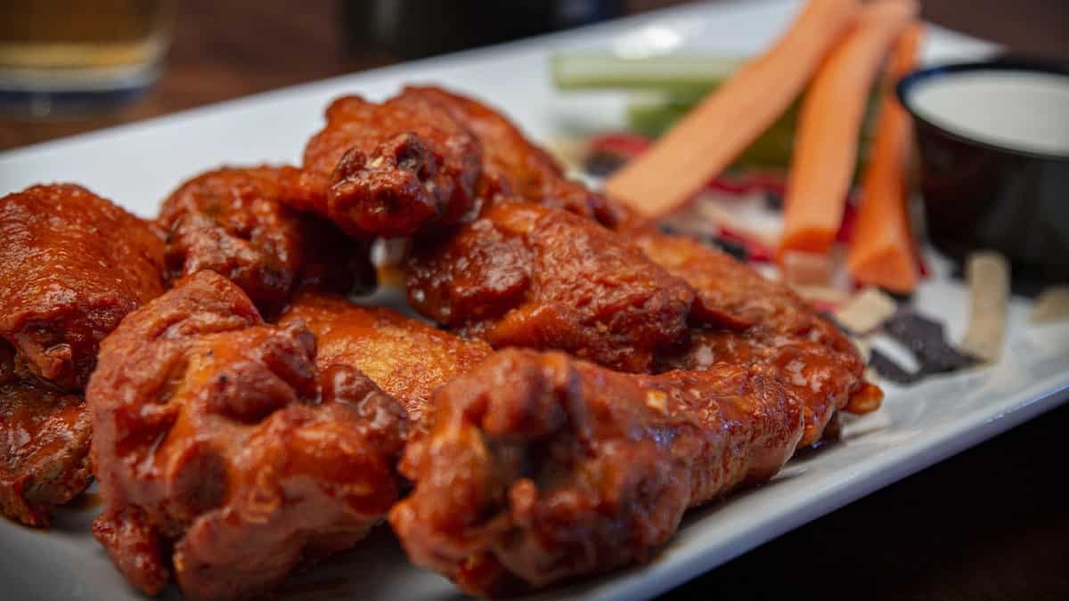 Hombre le disparó a su padre por unas alitas de pollo