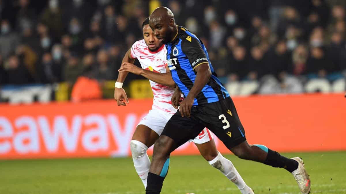 Foto: AFP Éder Álvarez Balanta, elegido el mejor jugador del mes en Brujas