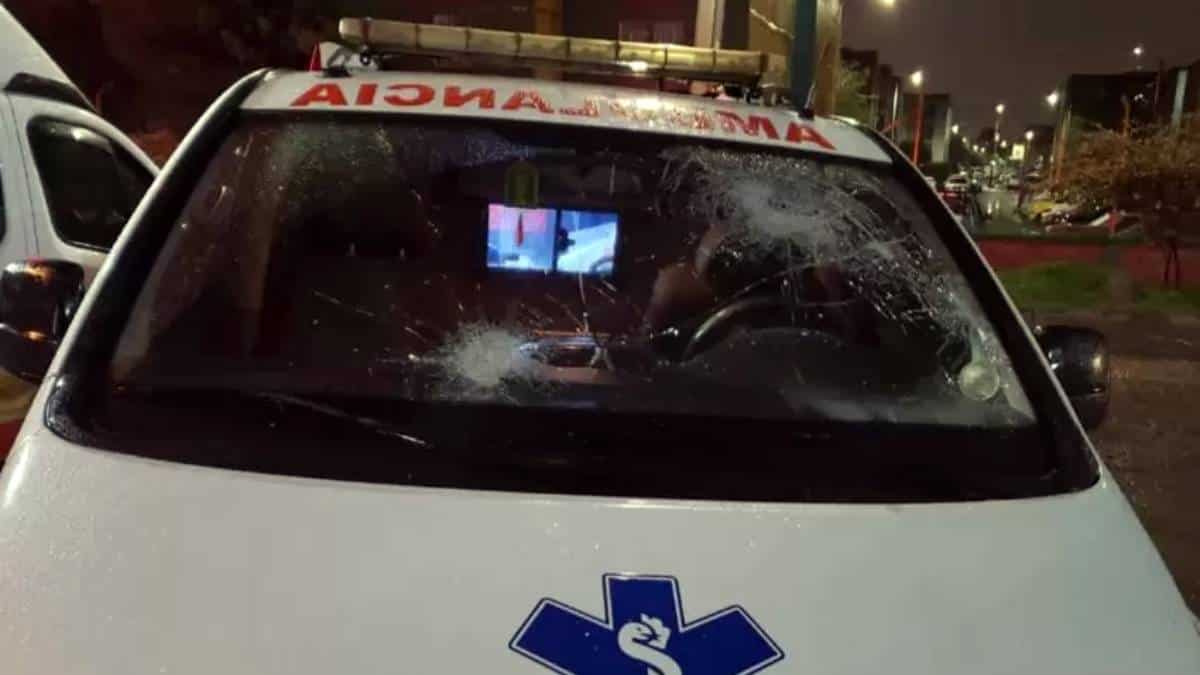 Foto: Secretaría de Salud de Bogotá. Ataque a ambulancia durante las protestas sociales en Bogotá.
