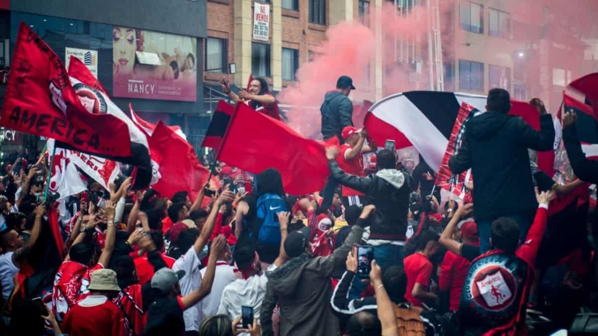 así recibieron los hinchas al América a su llegada a Bogotá
