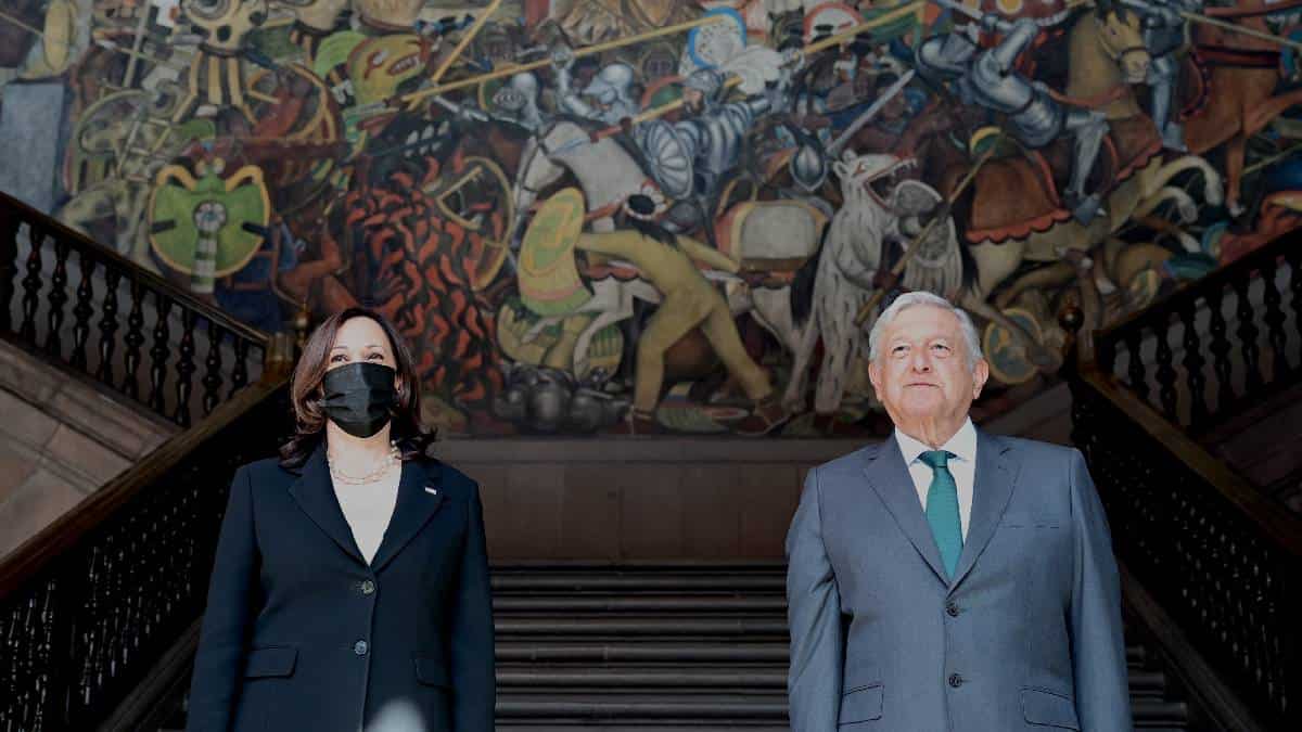 Kamala Harris junto a Manuel López Obrador
