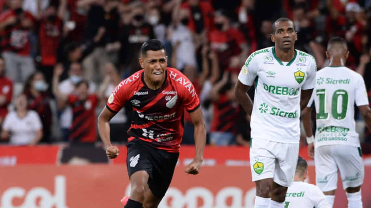 Athletico Paranaense se alejó del descenso y le metió presión a Gremio