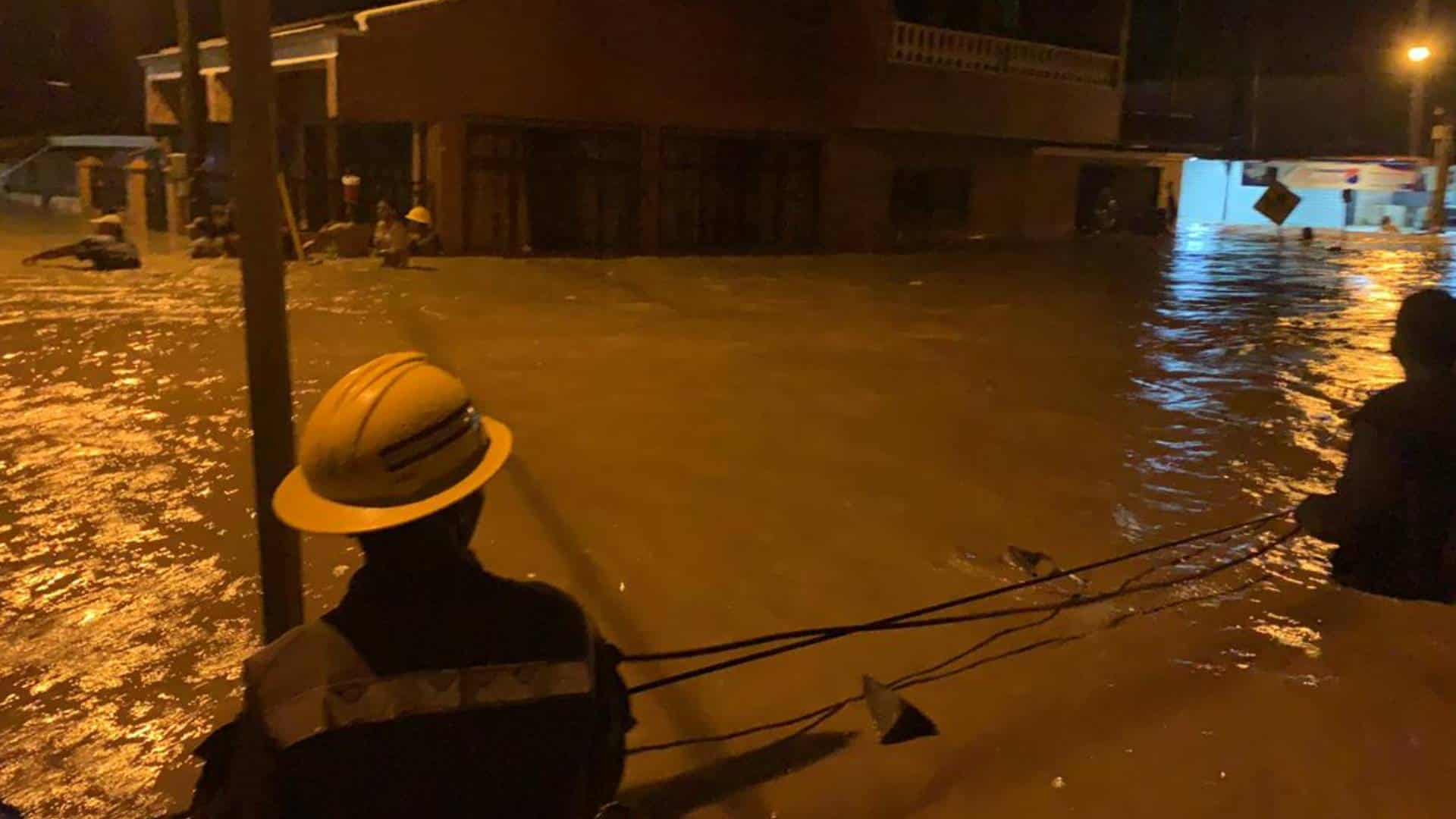 Autoridades hacen presencia y han evacuado siete barrios del casco urbano. Foto: @GralJuanRamirez