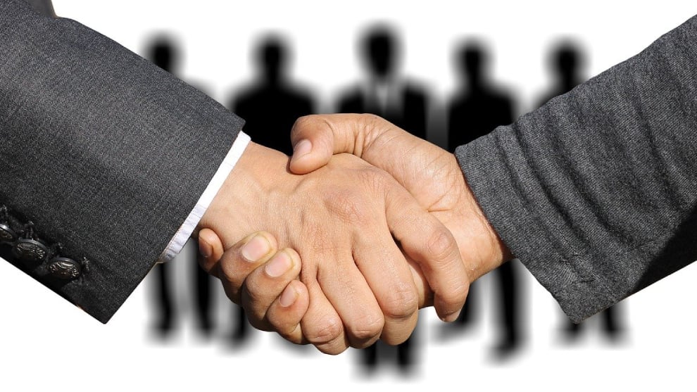 Niegan saludo a Angela Merkel