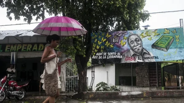 En el pueblo del Nobel de Literatura, maestro da clases a niños debajo de un árbol de uvas