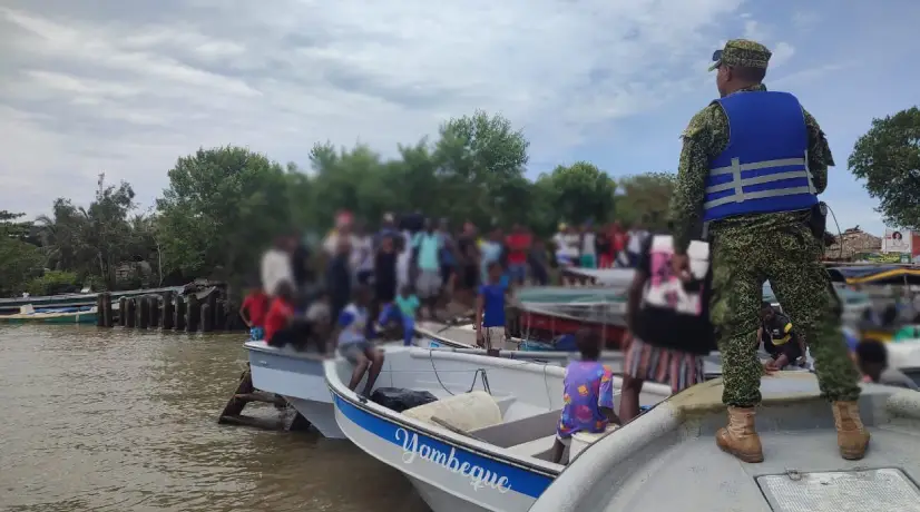 Rescatan a 34 personas varadas en medio del Pacífico