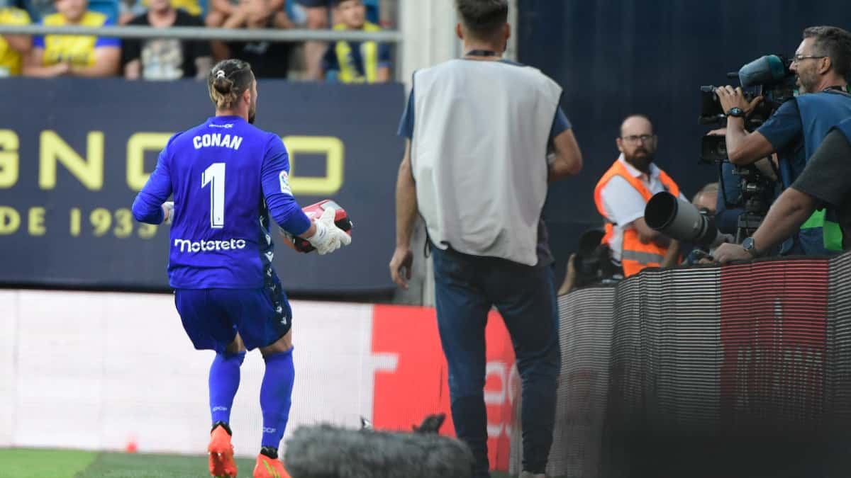 Jeremías Conan Ledesma corrió para llevar un desfibrilador al personal médico que atendió a la persona que sufrió un problema de salud en la tribuna.