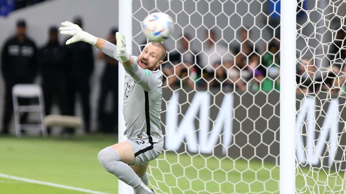 Andrew Redmayne sobre botella a Pedro Gallese