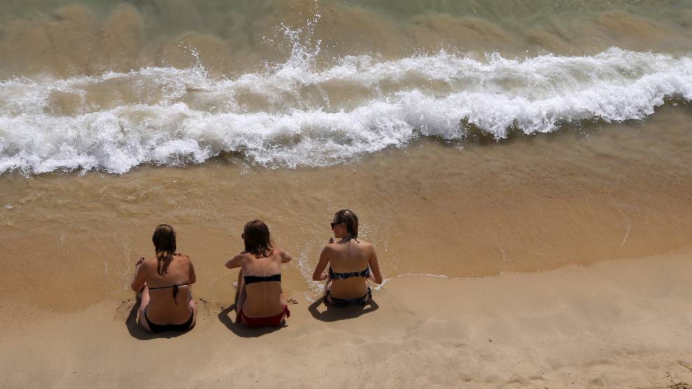 Arrestaron a una mujer por llevar puesto un bikini en una playa