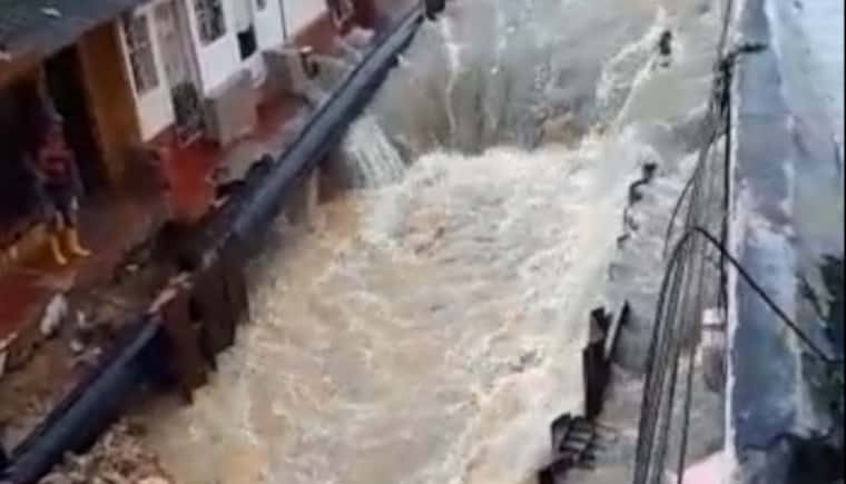 El arroyo está siendo canalizado.