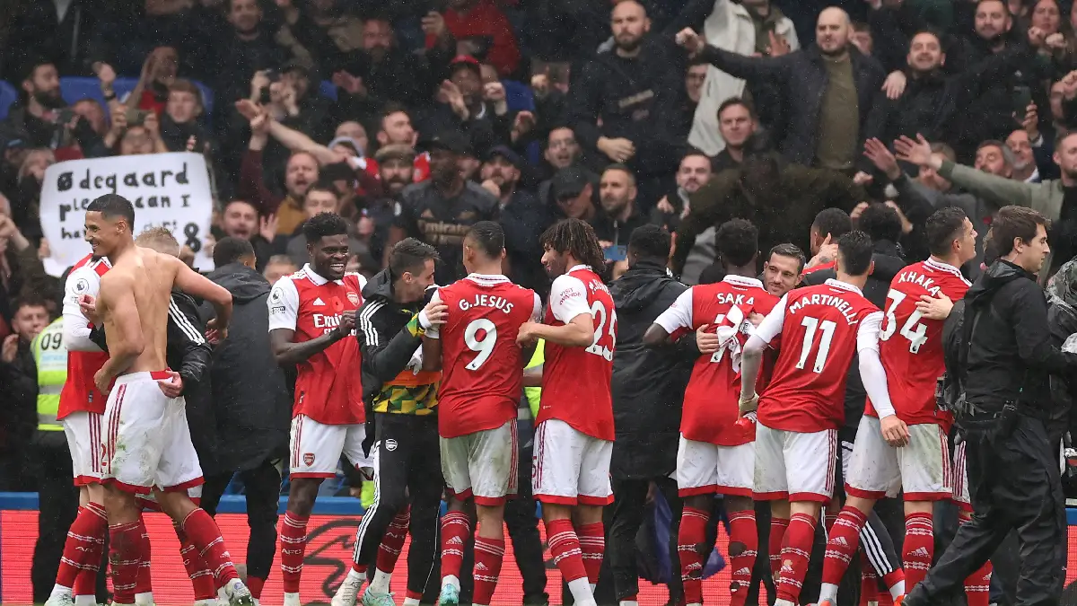Arsenal vence al Chelsea y sigue líder