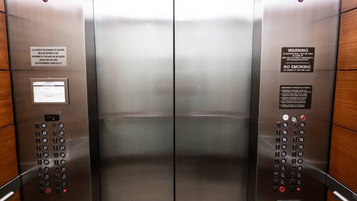 Ascensor se desplomó con paciente adentro