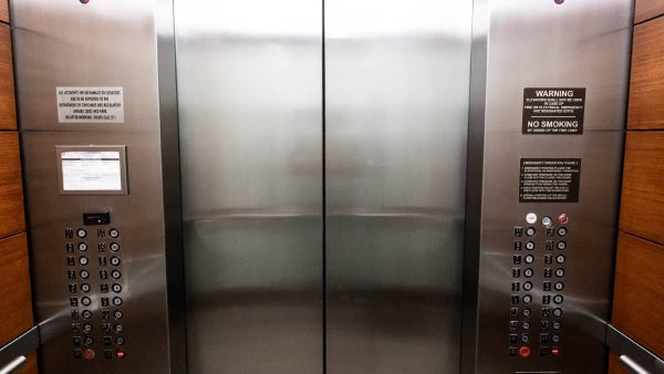 Video: ascensor de hospital se desplomó con un paciente dentro