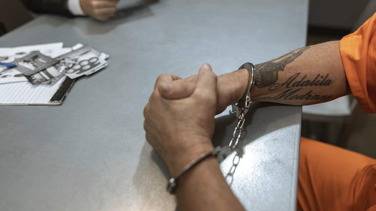 Bebé de dos años encontró un arma y mató a su madre