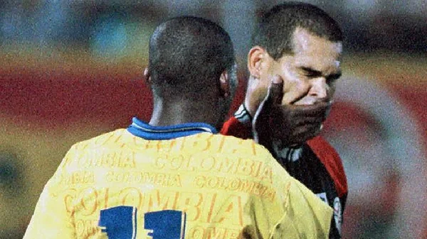 El día en el que José Luis Chilavert y 'Tino' Asprilla intercambiaron escupitajos y puños: fotos El día en el que José Luis Chilavert y 'Tino' Asprilla intercambiaron escupitajos y puños: fotos
