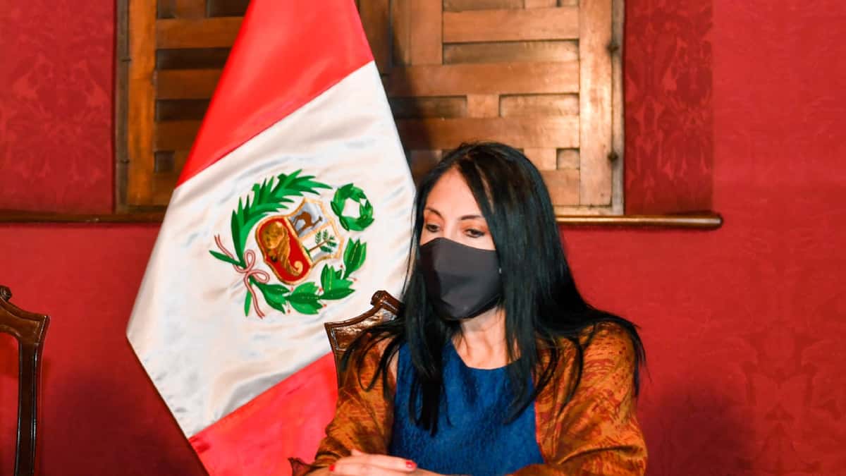 Astete, canciller peruana renunció a su cargo por escándalo en vacunación anticovid.