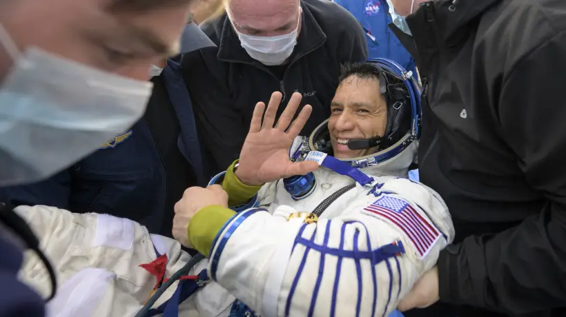 Astronauta de la NASA rompió el récord del viaje espacial más largo de la historia: 371 días en el espacio