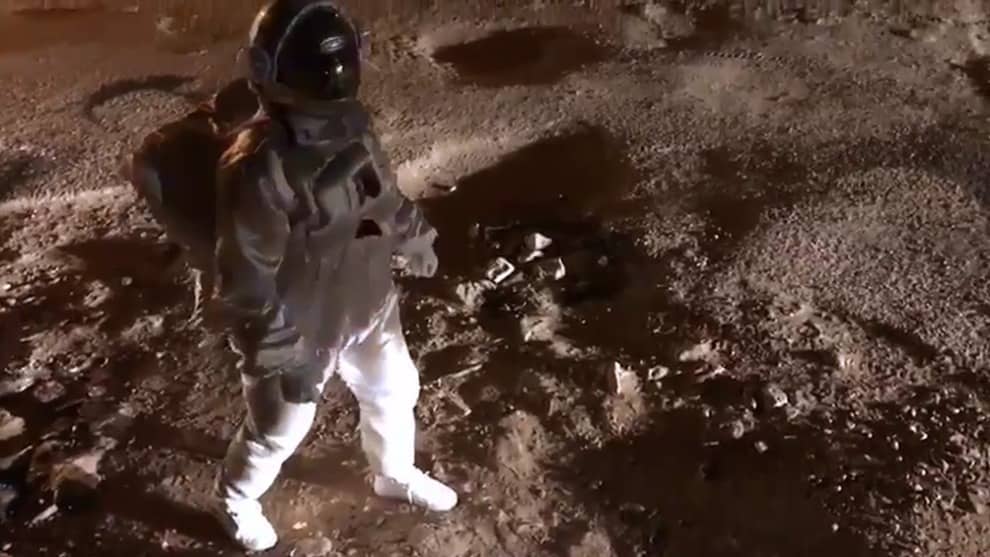 Hombre se disfrazó de astronauta para protestar por el mal estado de una vía