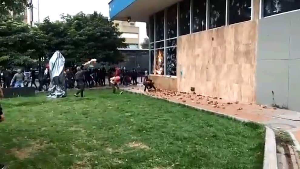 Encapuchados atacan la sede del ICETEX en el centro de Bogotá