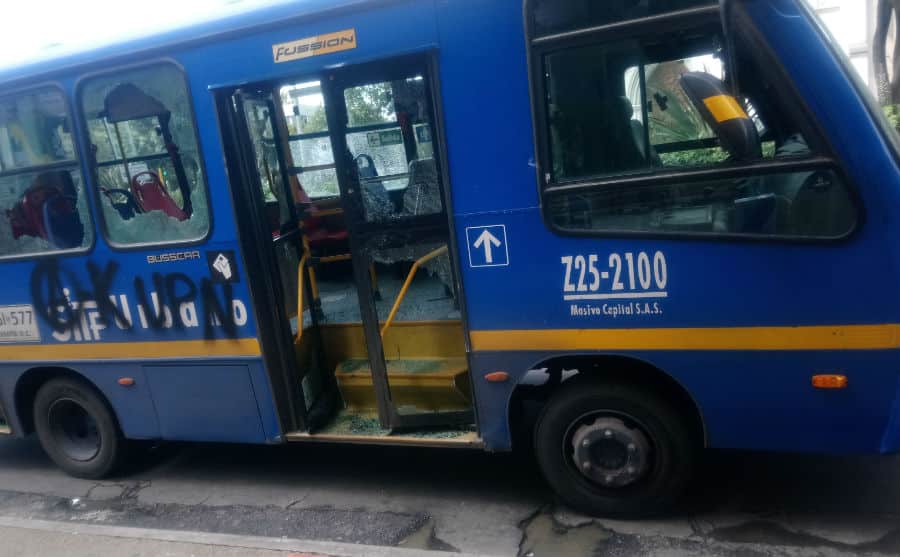 Un grupo de manifestantes atacaron este miércoles un bus del Sistema Integrado de Transporte. Foto: Noticias RCN
