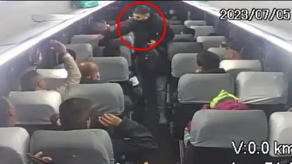 Difunden imágenes del rostro de uno de los atracadores de un bus intermunicipal en la calle 80 Difunden imágenes del rostro de uno de los atracadores de un bus intermunicipal en la calle 80