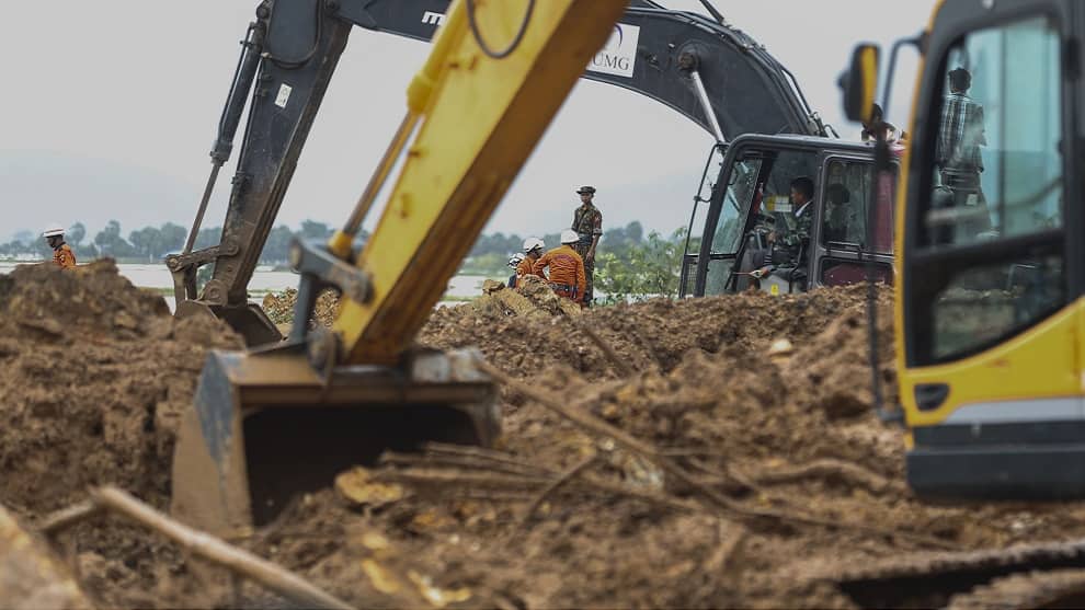 Cuerpos de socorro trabajan en la búsqueda y rescate de personas atrapadas por avalancha en Birmania. Foto: EFE - NoticiasRCN.com Cuerpos de socorro trabajan en la búsqueda y rescate de personas atrapadas por avalancha en Birmania.