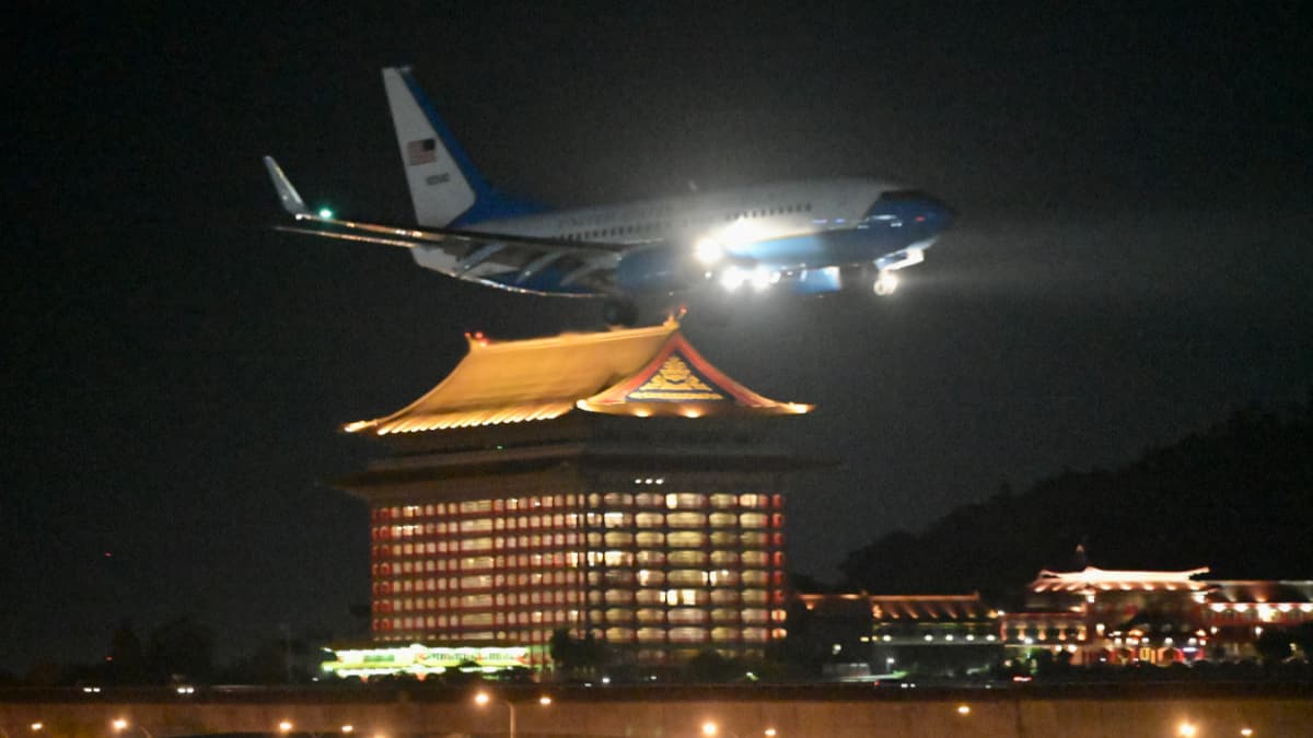 Un avión militar de EE. UU. con la presidenta de la Cámara de Representantes de EE. UU., Nancy Pelosi, antes de aterrizar en el aeropuerto de Sungshan en Taipei. / Foto: AFP Un avión militar de EE. UU. con la presidenta de la Cámara de Representantes de EE. UU., Nancy Pelosi, antes de aterrizar en el aeropuerto de Sungshan en Taipei.