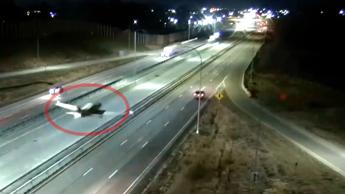 Avioneta aterriza de emergencia en una autopista de Estados Unidos