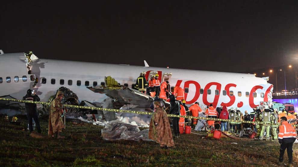 Video: avión se sale de la pista y se parte en dos en Estambul