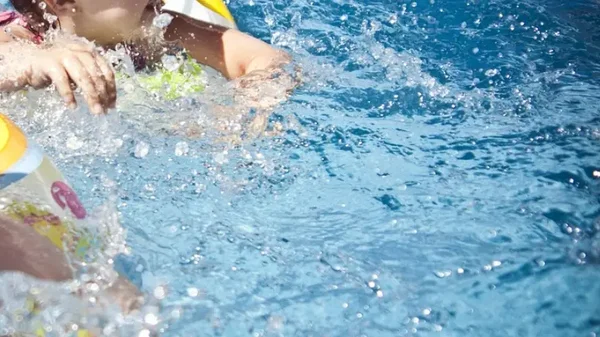 Lo que se sabe sobre la muerte de una niña por extraño parásito adquirido en una piscina