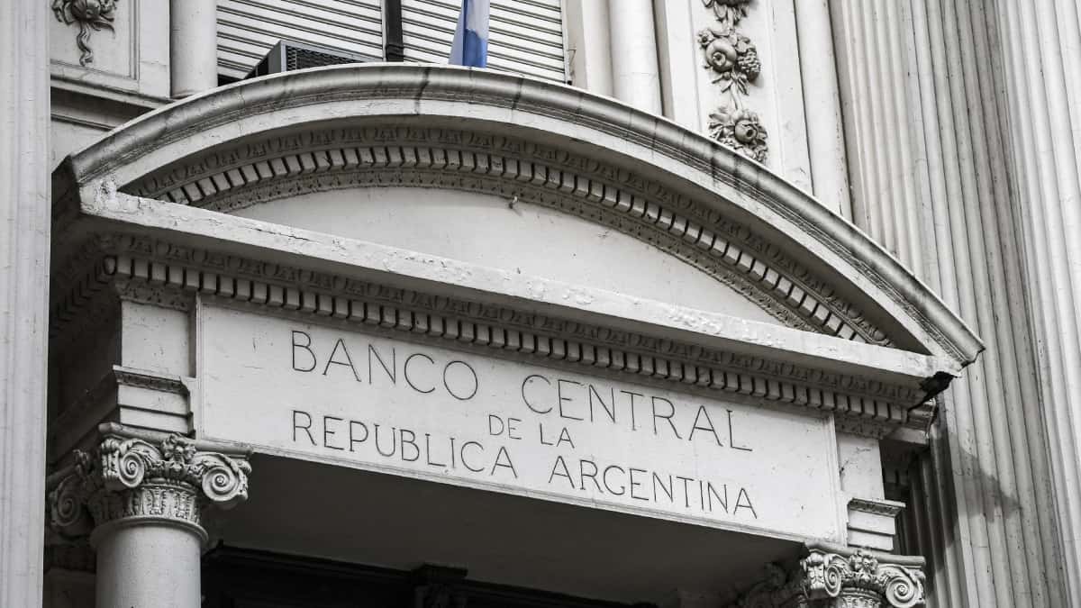 Banco de Argentina sube tasa de interés al 75% anual