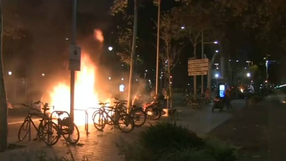 Violentas protestas dejan 74 heridos y tres detenidos en Barcelona, España