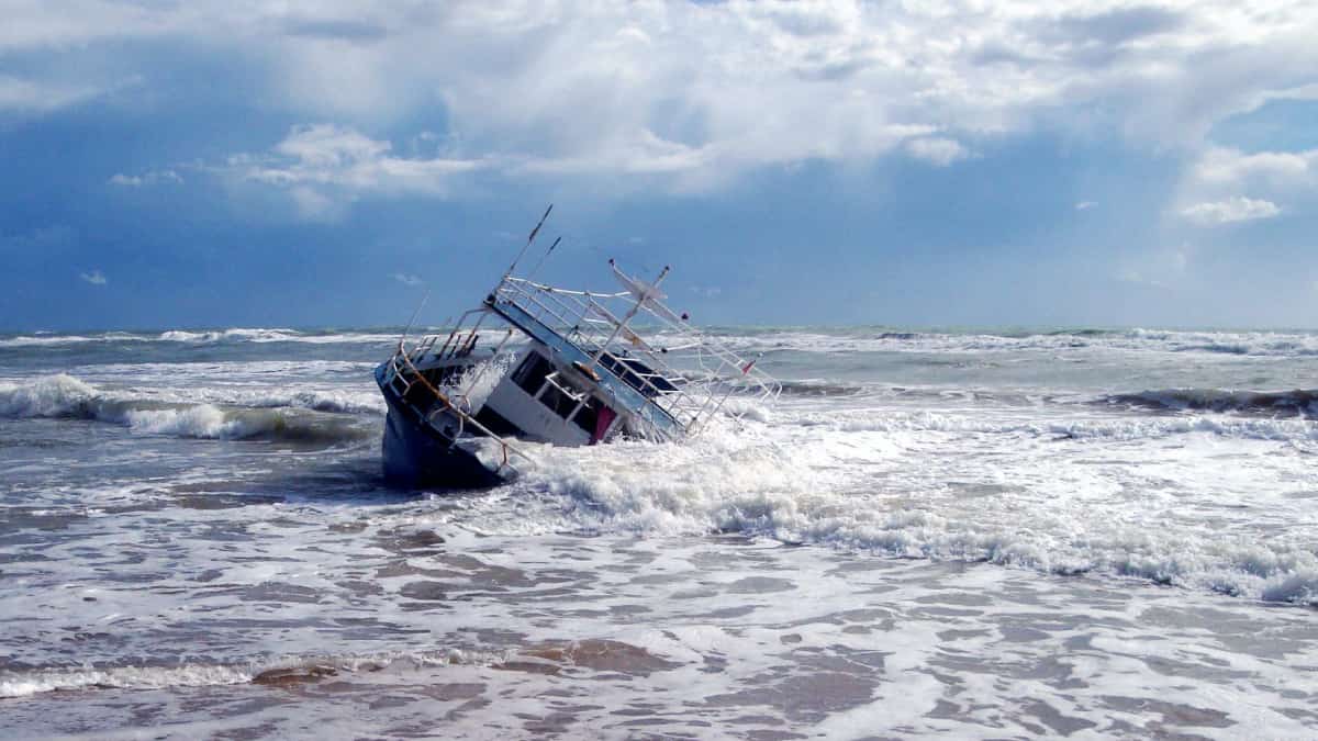 Encontraron 10 personas fallecidas en un barco de inmigrantes en Libia