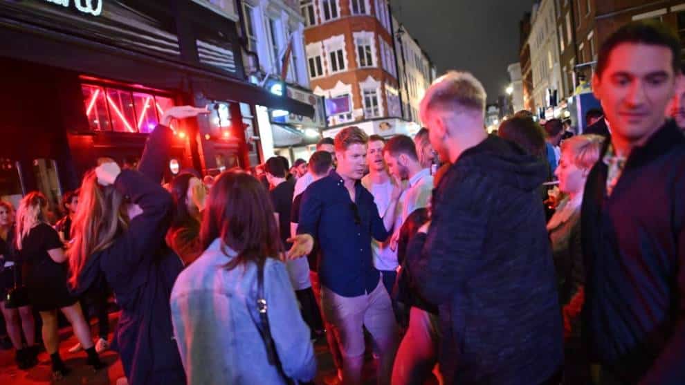 Ingleses perdieron el control con el alcohol después de la reapertura de bares