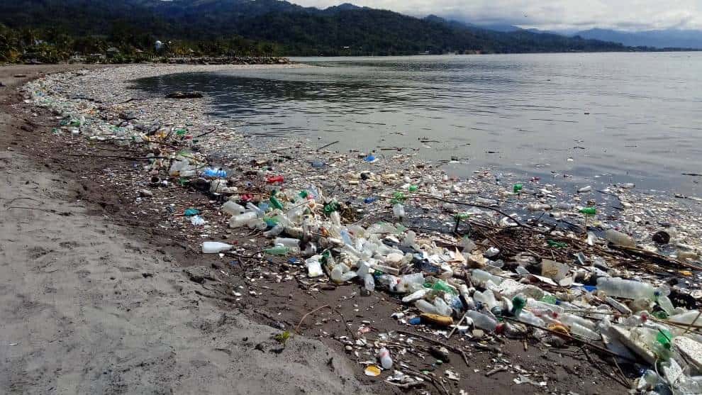Así es el río de basura que llegó desde Guatemala hasta las playas de Honduras