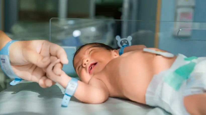 Periodista australiana llamó a su hijo 'Metanfetamina manda' y después se arrepintió