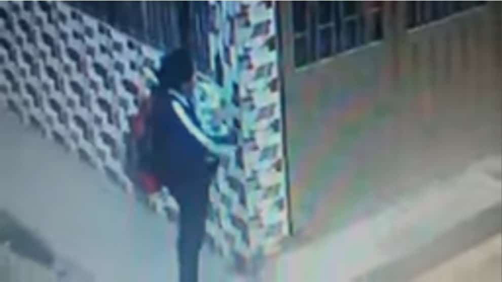 Una mujer abandonó a un bebé en el andén de una casa