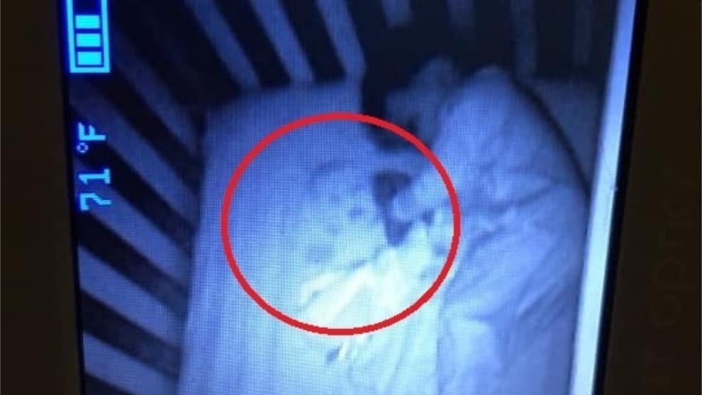 El susto de una mujer que creyó ver un fantasma durmiendo con su bebé