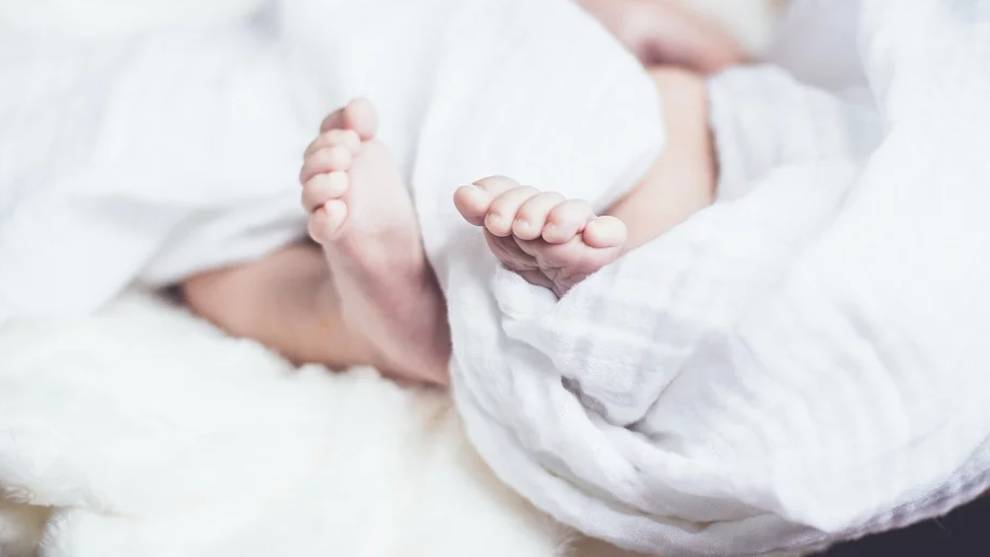 Rescatan a una bebé que estaba atrapada dentro de la pared de una casa