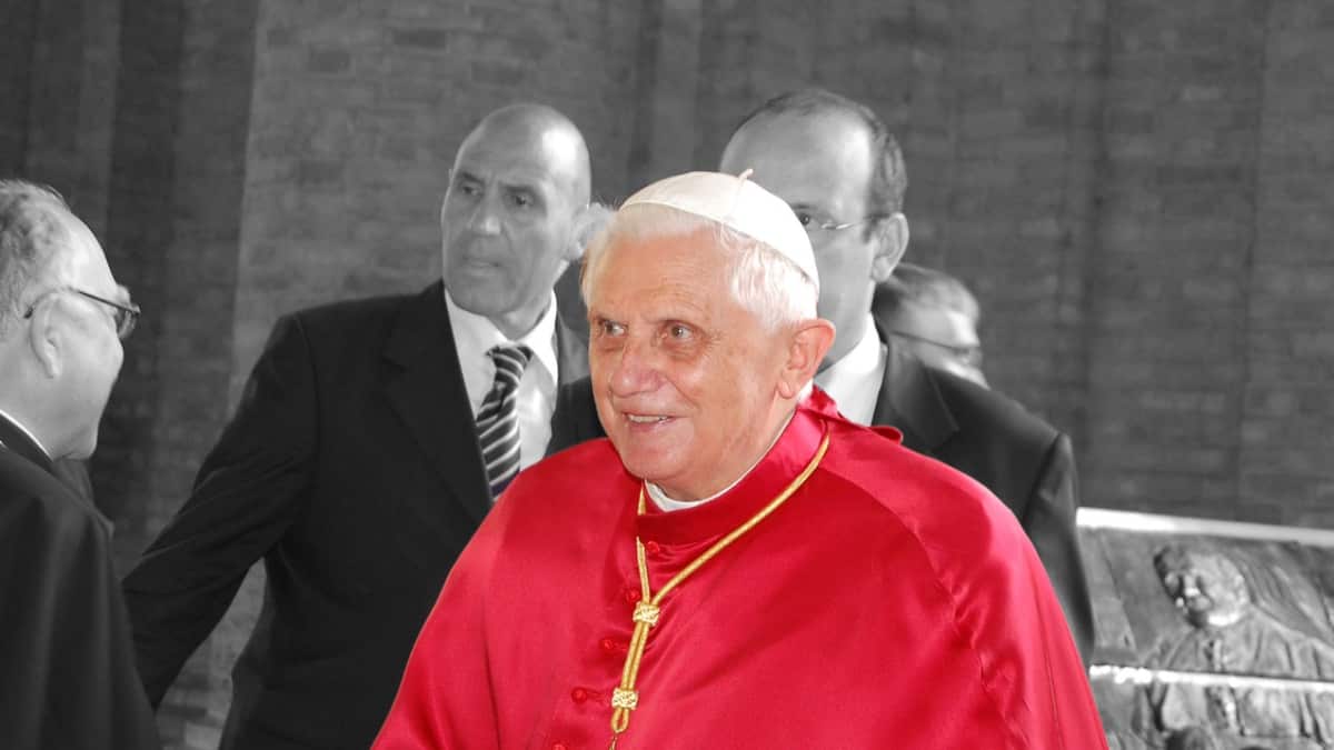 Benedicto XVI pidió “perdón” a víctimas de abusos y negó haber encubierto a sacerdotes