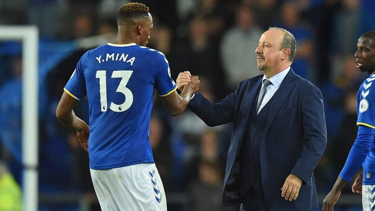 Yerry Mina se quedaría sin técnico, Rafa Benítez saldría de Everton