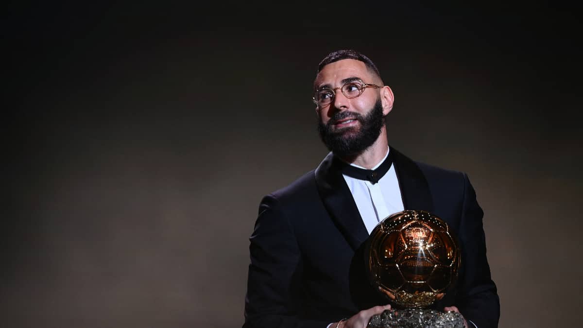 Karim Benzema con el Balón de Oro que ganó este lunes en París.