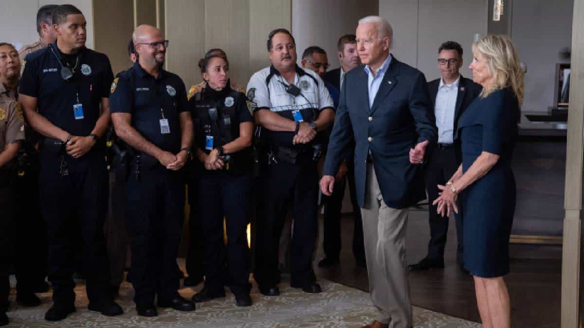 Presidente de Estados Unidos Joe Biden y la primera dama Jill Biden reunidos con los socorristas en Miami.