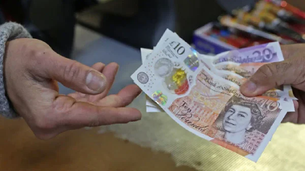 Así lucen los nuevos billetes de libra esterlina con la imagen del rey Carlos III