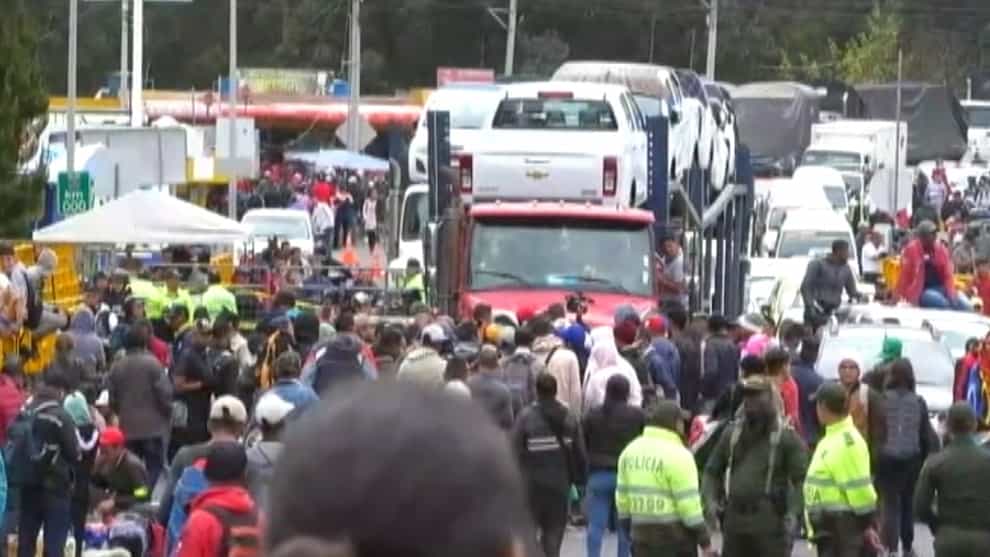 Cientos de emigrantes venezolanos que este lunes impidieron el tránsito rodado en el cruce fronterizo de Rumichaca