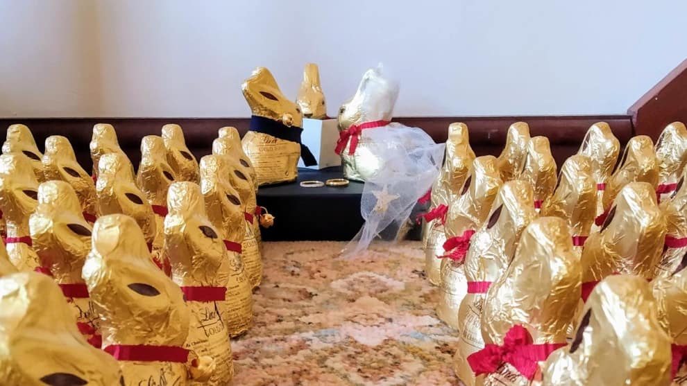 Hombre recrea su boda con conejos de chocolate tras aplazarla por coronavirus