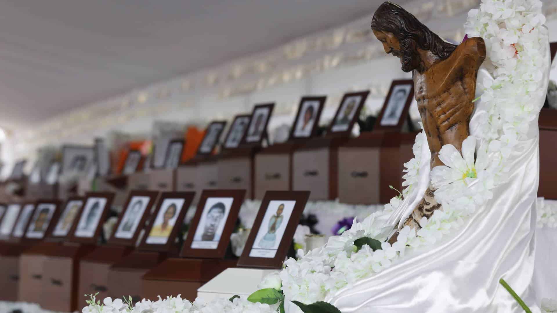 Los familiares dan el último adiós a muchos de los que murieron aquel 2 de mayo de 2002. Foto: EFE