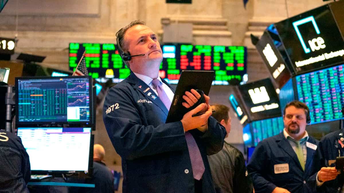 Acciones globales caen mientras avanza la pandemia por covid